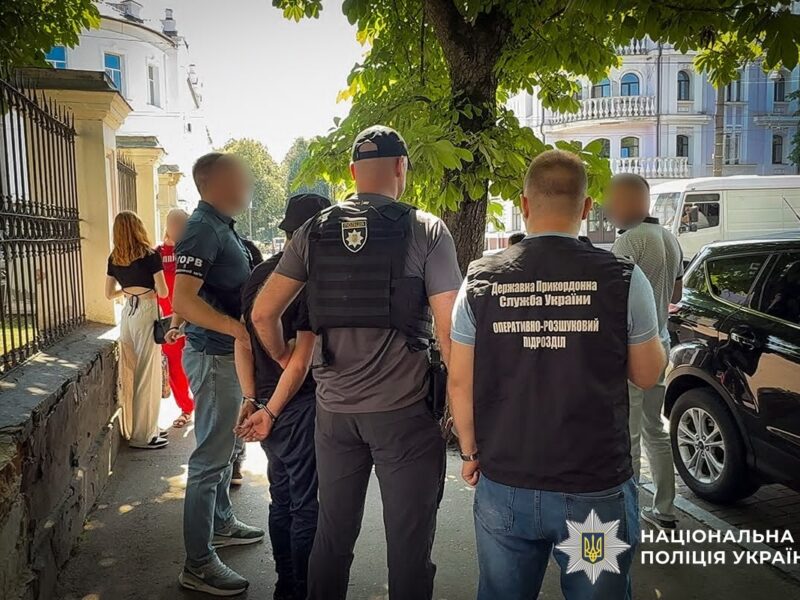 На Сумщині пара продавала “батьківство” для виїзду чоловіків за кордон