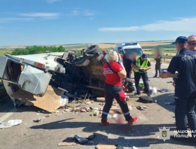 На трасі Одеса-Київ маршрутка врізалася у фуру: є жертви