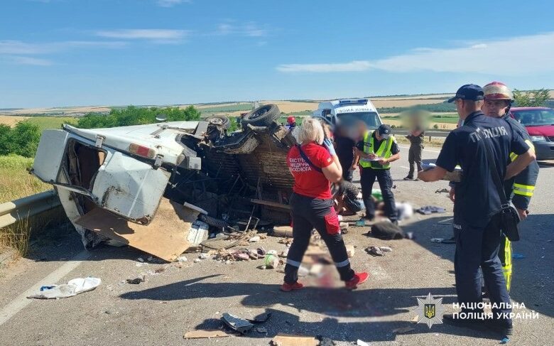 На трасі Одеса-Київ маршрутка врізалася у фуру: є жертви