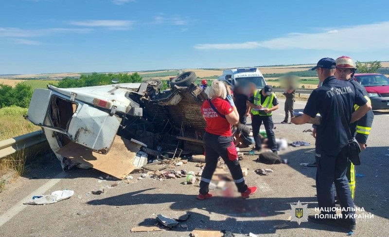 На трасі Одеса-Київ маршрутка врізалася у фуру: є жертви