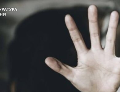 На Вінниччині чоловік ґвалтував та знімав на телефон 14-річну дівчину