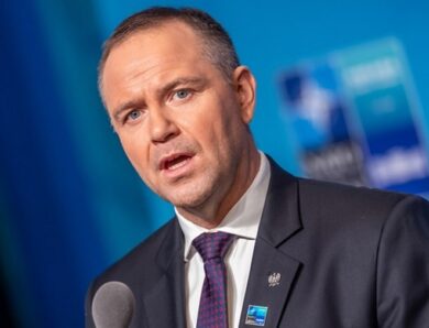 Навроцький виступає за заборону в Польщі червоно-чорного прапора