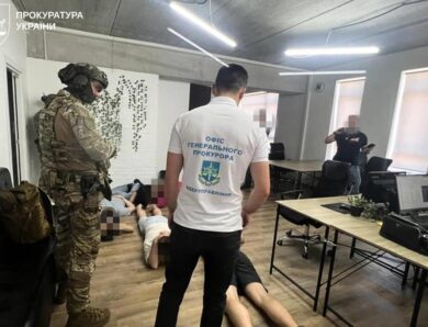Обіцяли повернути гроші з інвестицій: у Львові викрили кол-центр