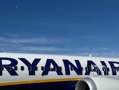 Пасажира затягнуло у розбите вікно літака Ryanair