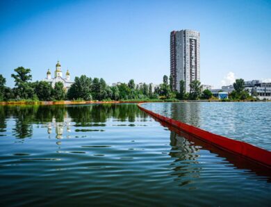 Після атаки РФ у Києві другий тиждень очищають озеро від нафти