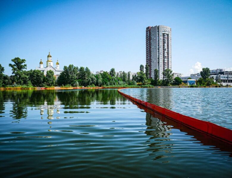 Після атаки РФ у Києві другий тиждень очищають озеро від нафти
