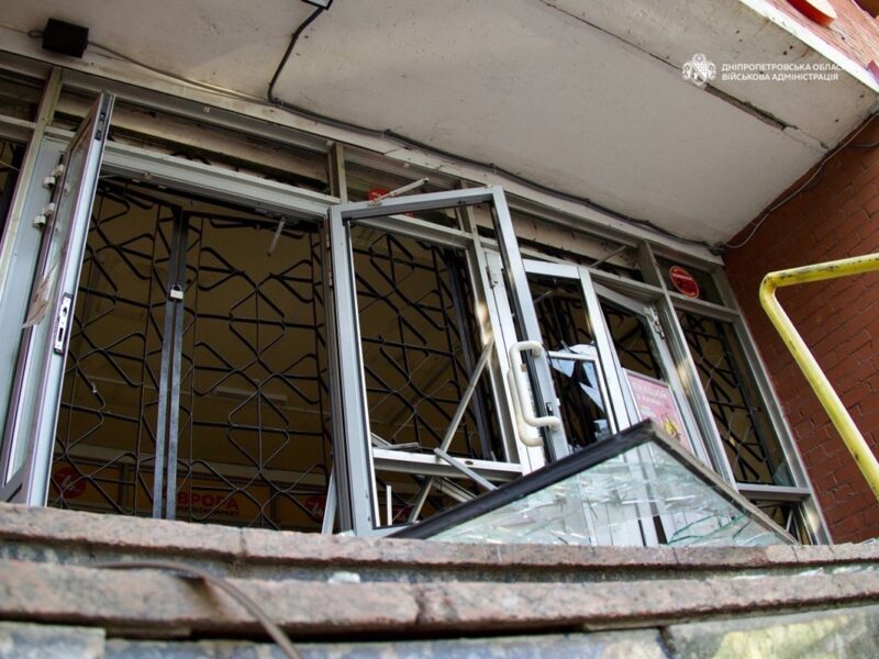 Після удару РФ у Дніпрі скаржаться на запах аміаку