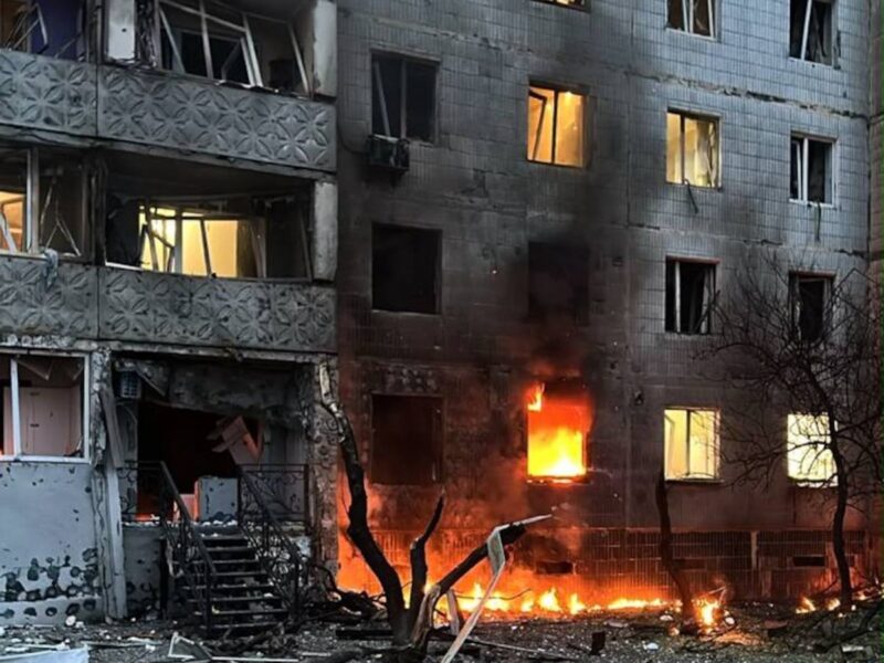 РФ вдарила по багатоповерхівці у Сумах: постраждали діти