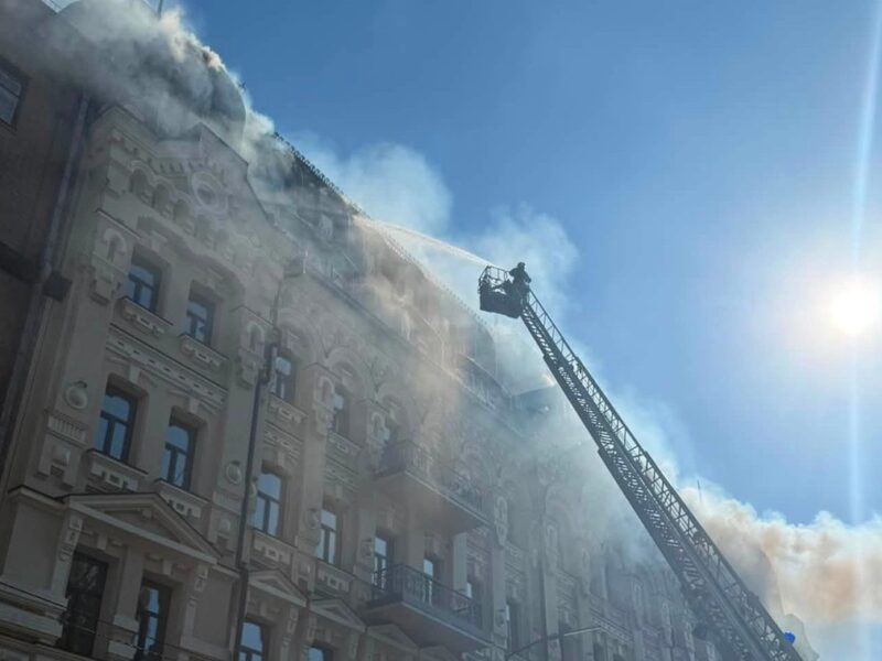 РФ вдарила по готелю з дипломатами в Києві: що відомо