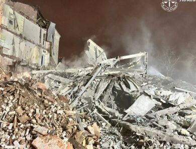 РФ вдарила по п’ятиповерхівці в Харкові: є жертва