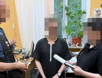 Робили з ухилянтів “іноземців”: ДБР викрило посадовців міграційної служби