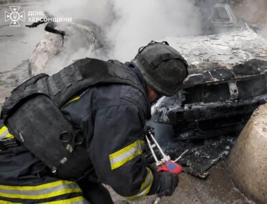 Росія зранку атакувала магазин та авто в Херсоні, є постраждалі
