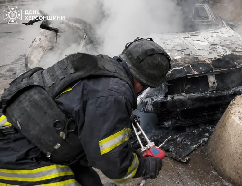 Росія зранку атакувала магазин та авто в Херсоні, є постраждалі
