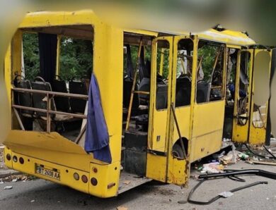 Росіяни атакували маршрутку у центрі Херсона: є постраждалі
