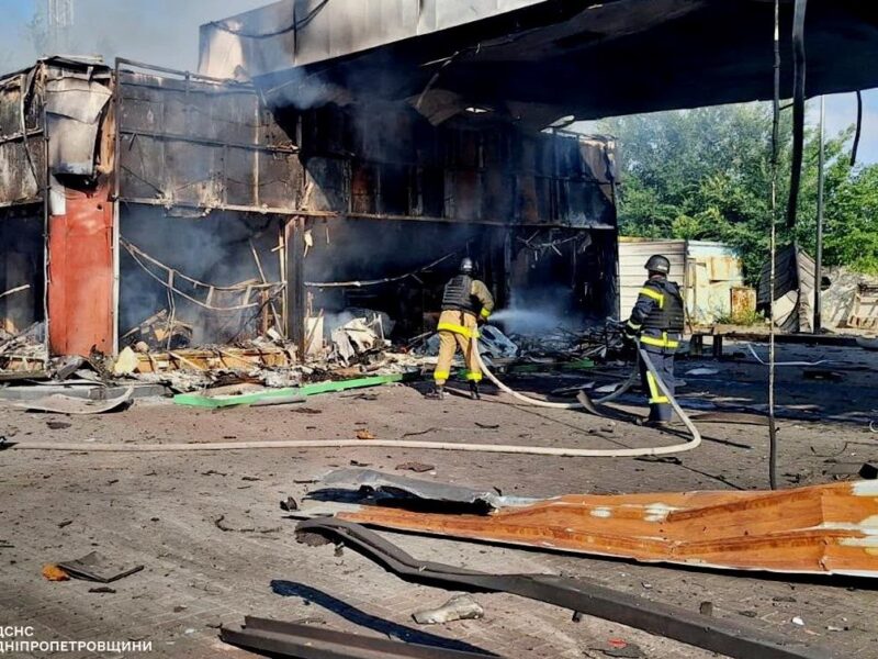 Росіяни вдарили по АЗС на Дніпропетровщині: є загиблий та поранені