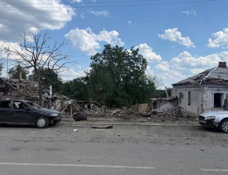 Росіяни вдарили по Балаклії: є жертва та поранені