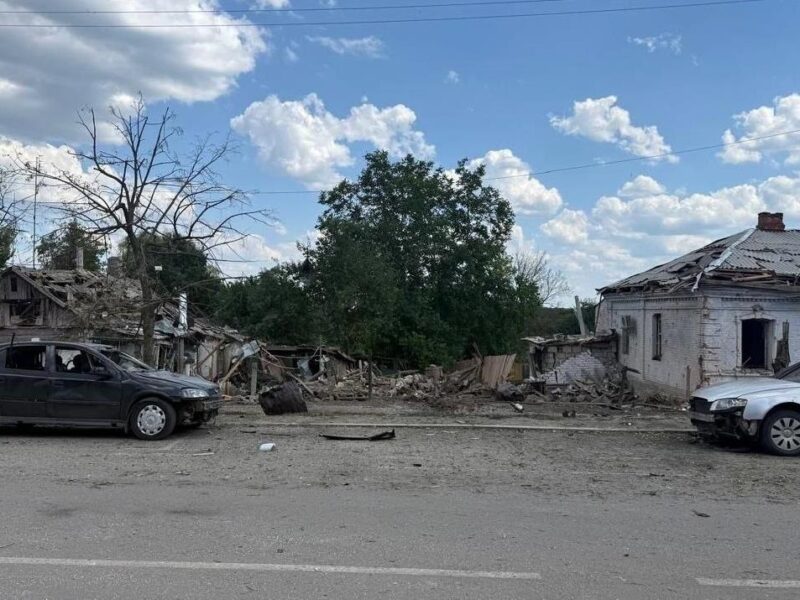 Росіяни вдарили по Балаклії: є жертва та поранені