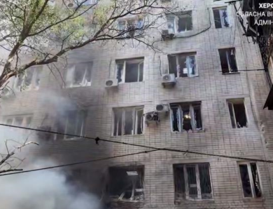 Росіяни вдарили по Херсону, є жертва та поранені