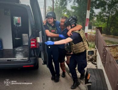 Росіяни вдарили по рятувальниках на Дніпропетровщині, троє постраждалих