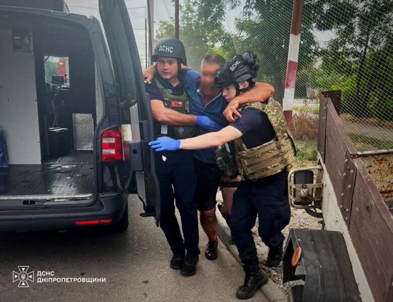 Росіяни вдарили по рятувальниках на Дніпропетровщині, троє постраждалих