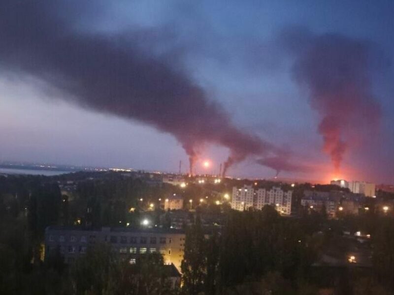Росію атакували дрони: в Саратові палає НПЗ