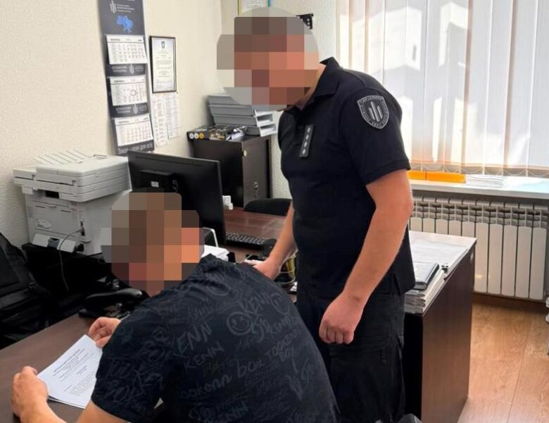 Силове затримання біля ТЦК у Полтаві: поліцейський зламав руку чоловіку