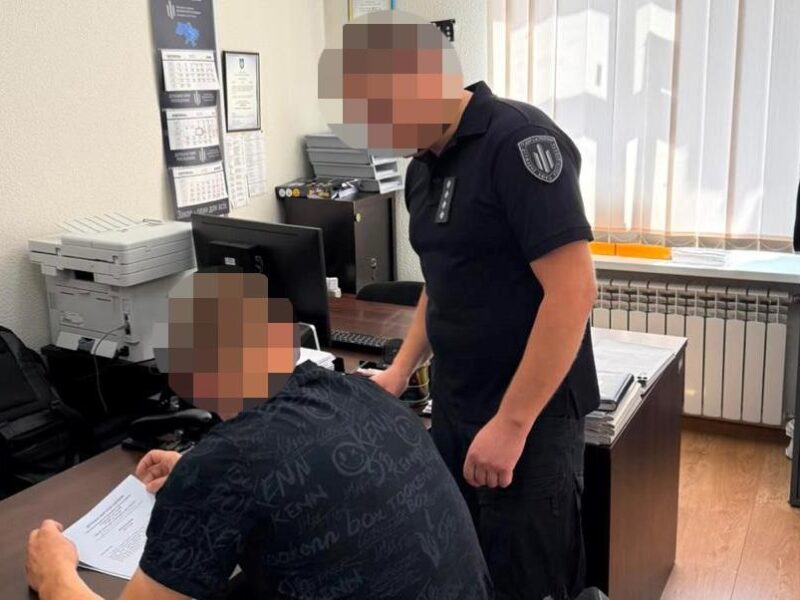 Силове затримання біля ТЦК у Полтаві: поліцейський зламав руку чоловіку