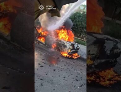 Пряме влучання FPV-дрона в авто: росіяни бʼють по людях!