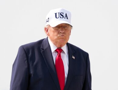 Трамп показав макет нової купюри зі своїм підписом