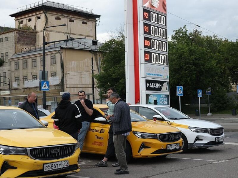 Ціни на бензин у Росії подолали психологічний рубіж