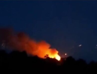 У Донецьку палає склад боєприпасів: чути вибухи
