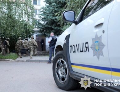 У Харкові чоловік кинувся з ножем на ТЦК: поліція відкрила вогонь