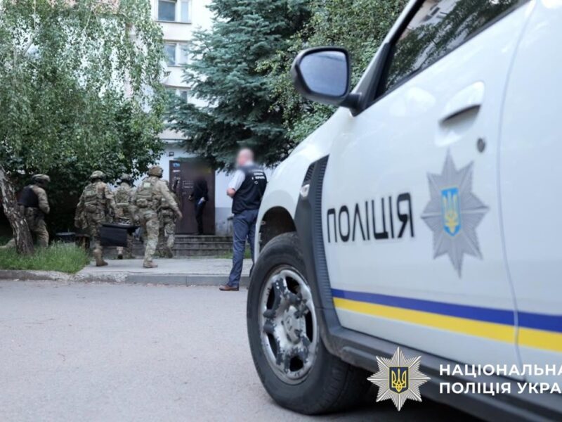 У Харкові чоловік кинувся з ножем на ТЦК: поліція відкрила вогонь