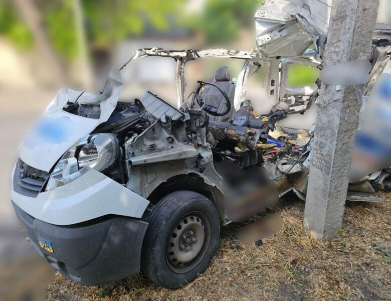 У Херсоні дрони РФ поцілили в маршрутку та авто, є жертви