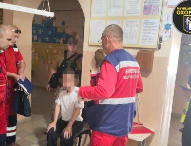 У Києві чоловік із ножем зайшов до ліцею