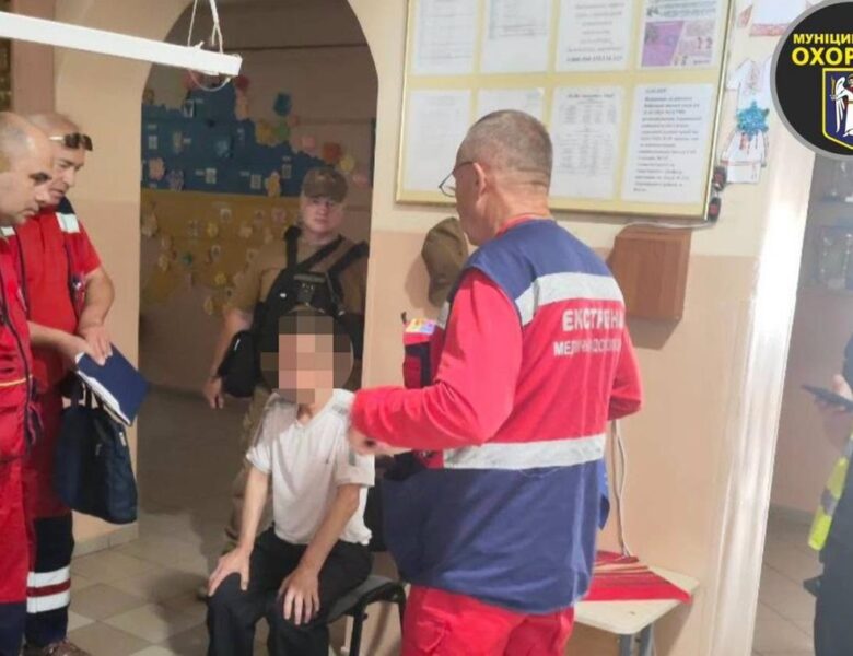 У Києві чоловік із ножем зайшов до ліцею