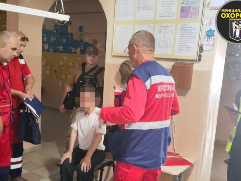 У Києві чоловік із ножем зайшов до ліцею