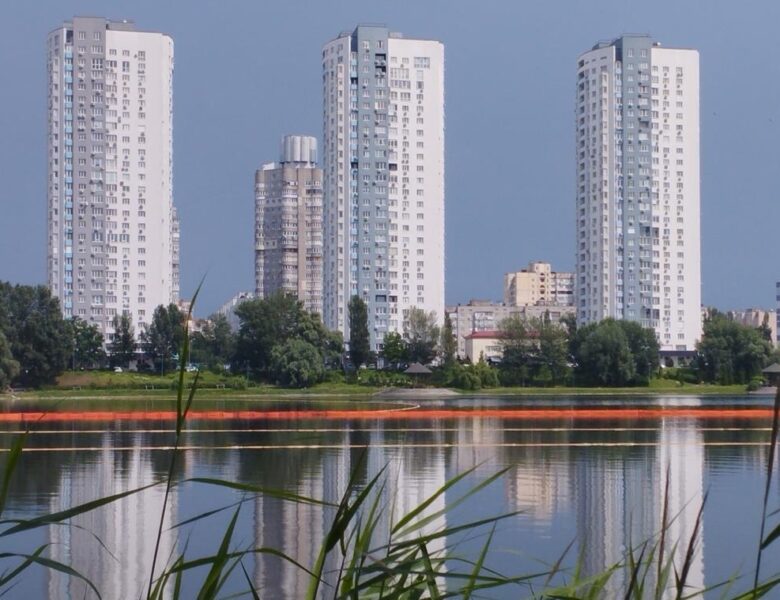 У Києві в озеро потрапили 350 тонн нафтопродуктів після атаки РФ