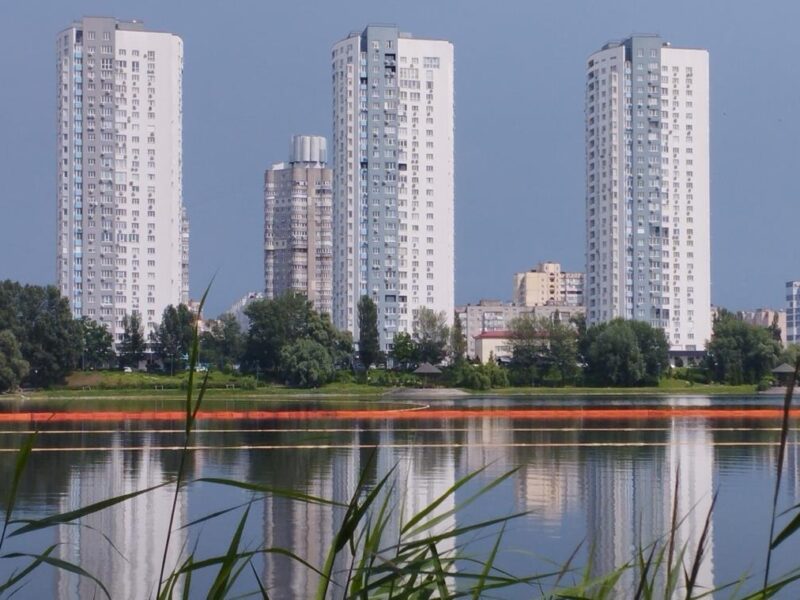 У Києві в озеро потрапили 350 тонн нафтопродуктів після атаки РФ