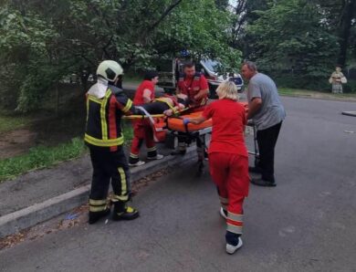 У Києві жінка вижила після падіння з балкону під час пожежі