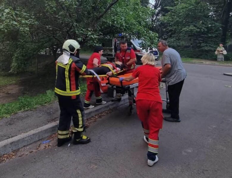 У Києві жінка вижила після падіння з балкону під час пожежі
