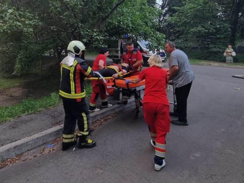 У Києві жінка вижила після падіння з балкону під час пожежі