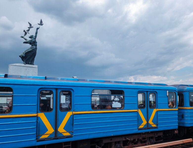 У Київському метро пояснили, куди зникають поїзди опівночі