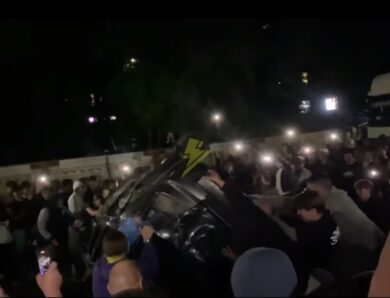 У Львові натовп перекинув авто ТЦК