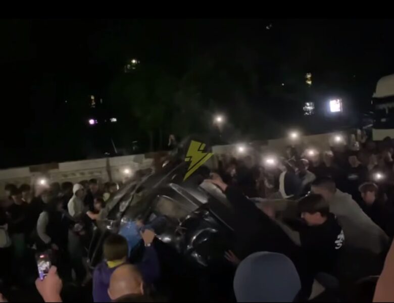 У Львові натовп перекинув авто ТЦК