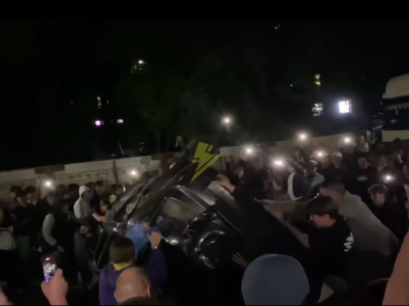 У Львові натовп перекинув авто ТЦК