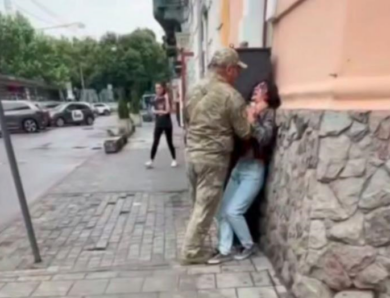У Львові військовий ТЦК схопив жінку за горло: у військкоматі відреагували