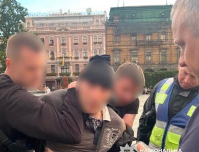 У Львові затримали озброєного ножем чоловіка з психічними розладами