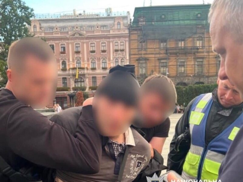 У Львові затримали озброєного ножем чоловіка з психічними розладами