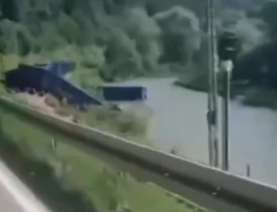 У Польщі поїзд зійшов з рейок: вагони впали в річку